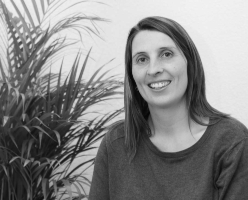 Fotografía en blanco y negro de Cristina Cruz Álvarez, psicóloga sanitaria en Badalona (Barcelona)